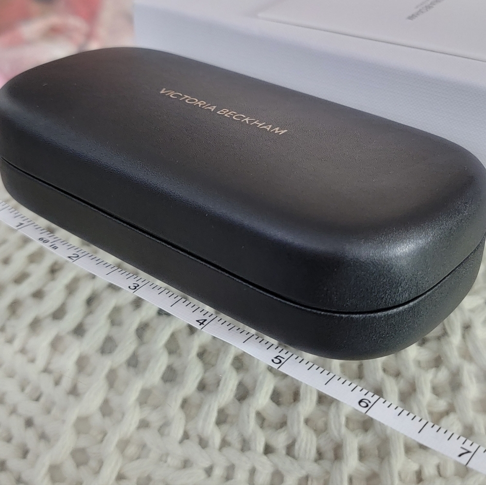 ❤️SALE❤️SALE❤️Victoria  Beckham box, eye glasses case, cloth & card. - Picture 5 of 6